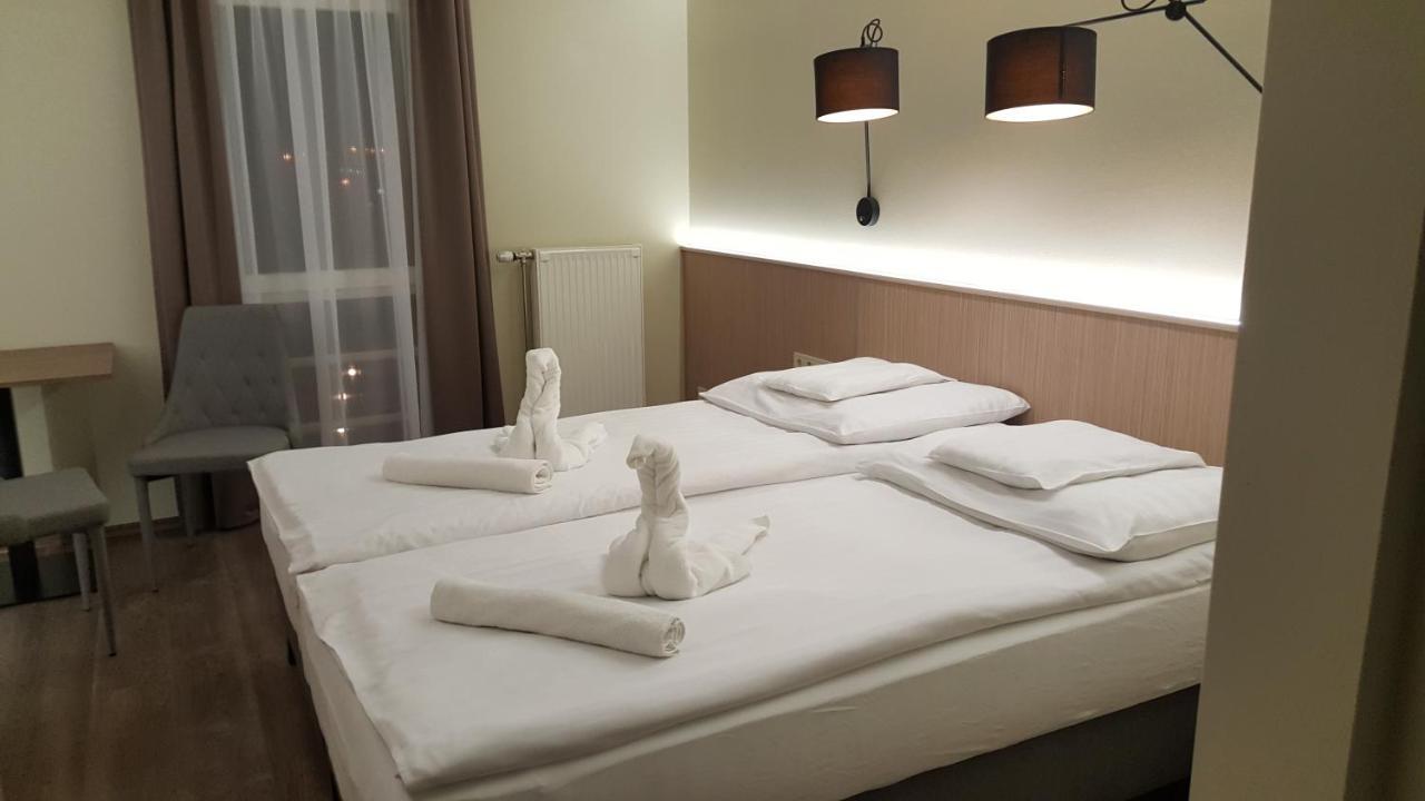 Amstel Hattyú Panzió -Érintésmentes bejelentkezés Győr Extérieur photo