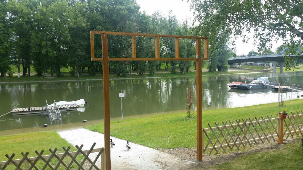 Amstel Hattyú Panzió -Érintésmentes bejelentkezés Győr Extérieur photo