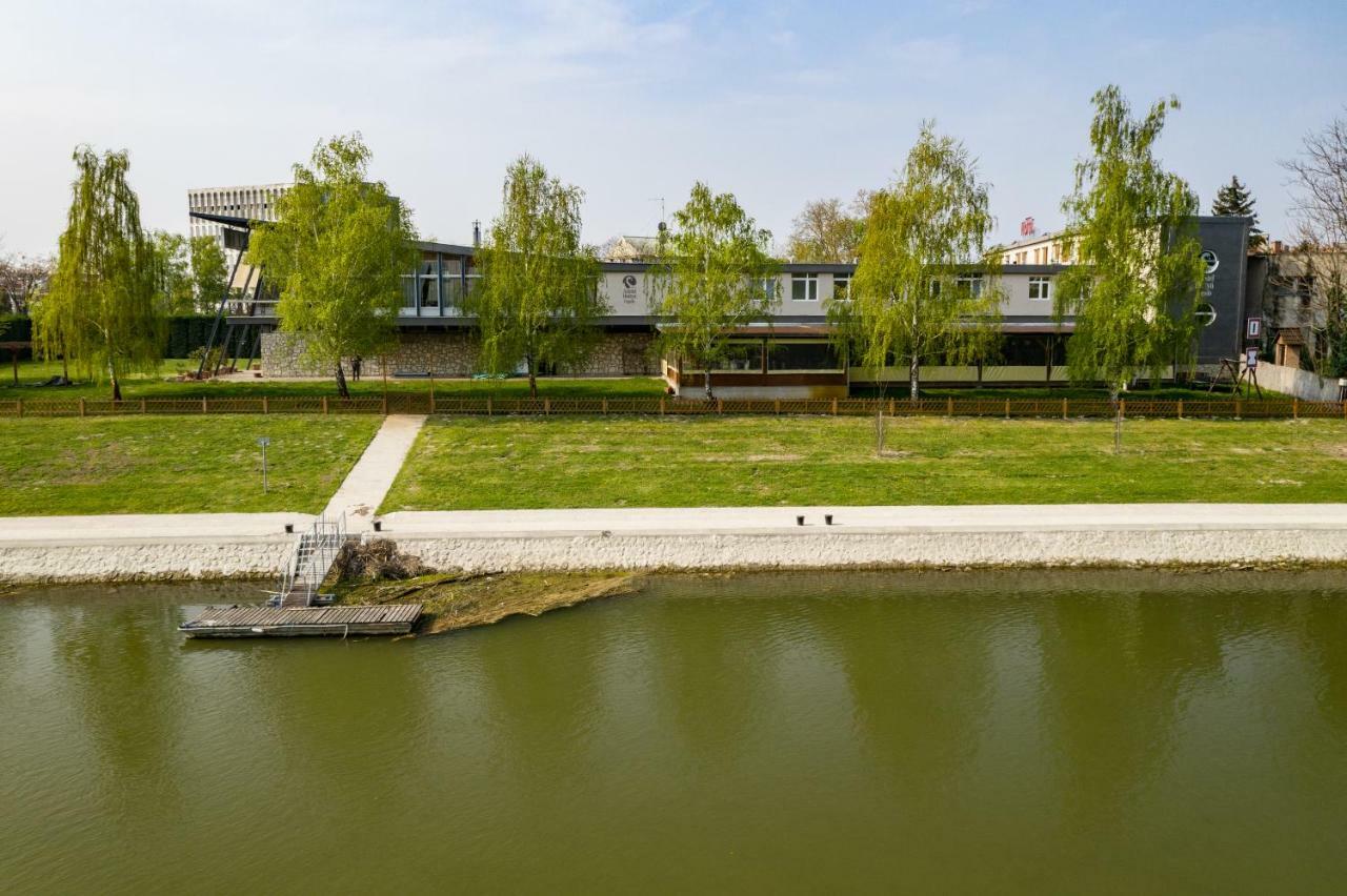 Amstel Hattyú Panzió -Érintésmentes bejelentkezés Győr Extérieur photo